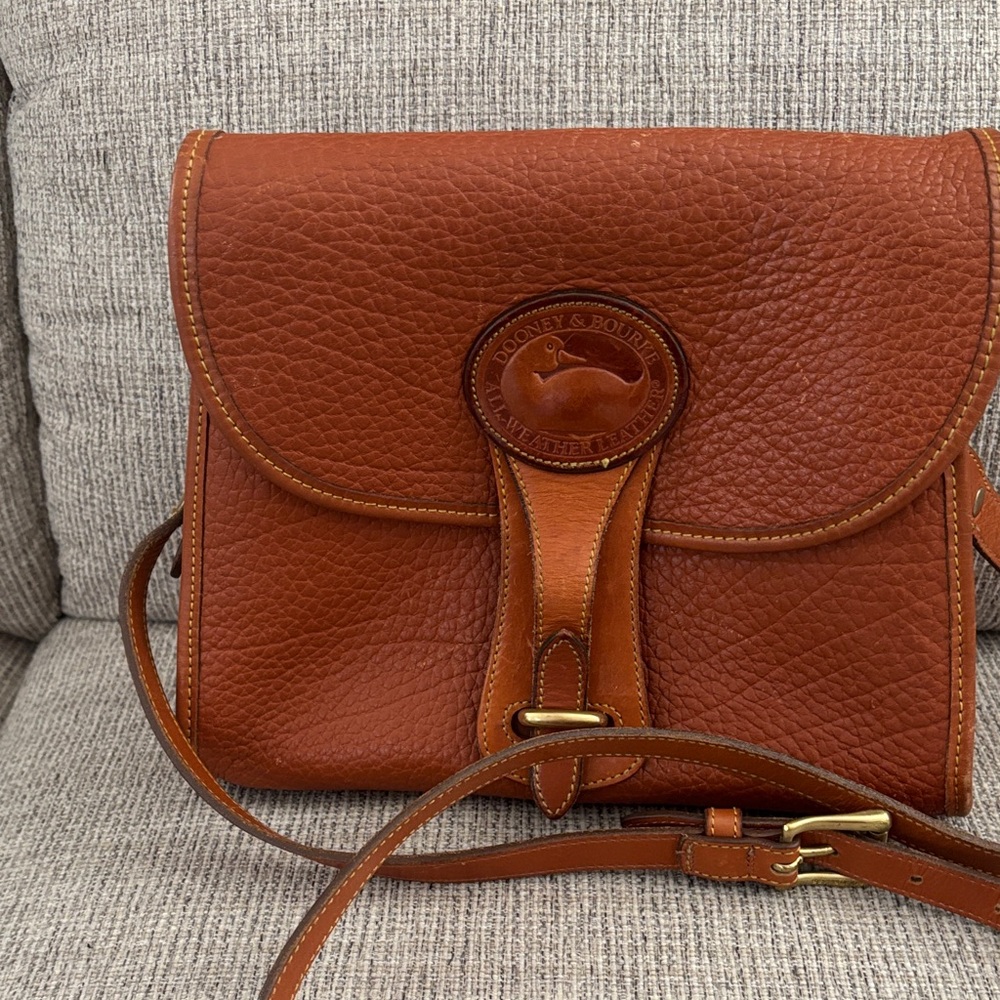 Vintage Like NEW Dooney & Bourke Saddle Pebbled Leather Crossbody Bag - Picture 2 of 12